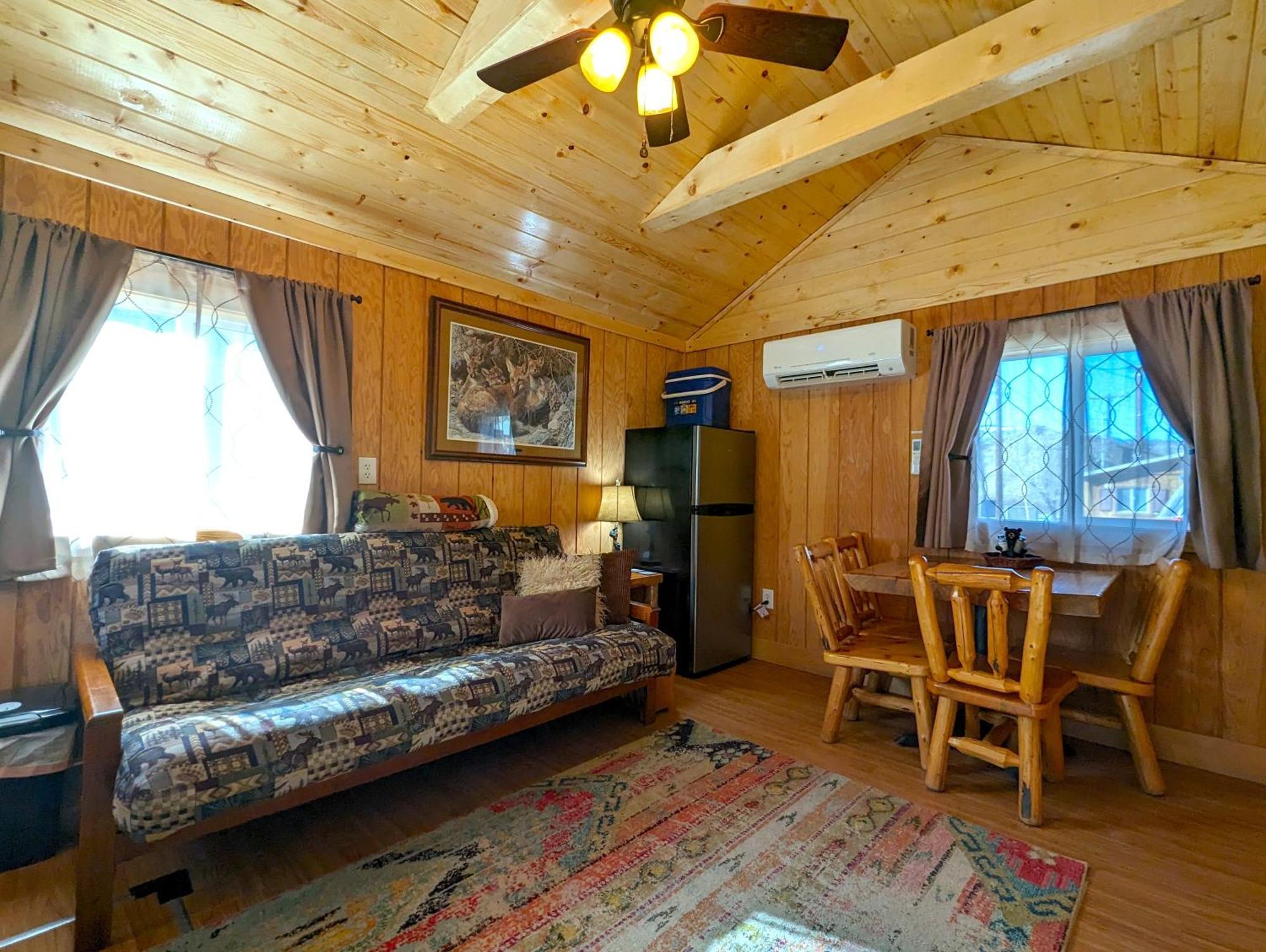 Yellowstone'S Treasure Cabins Гардінер Екстер'єр фото