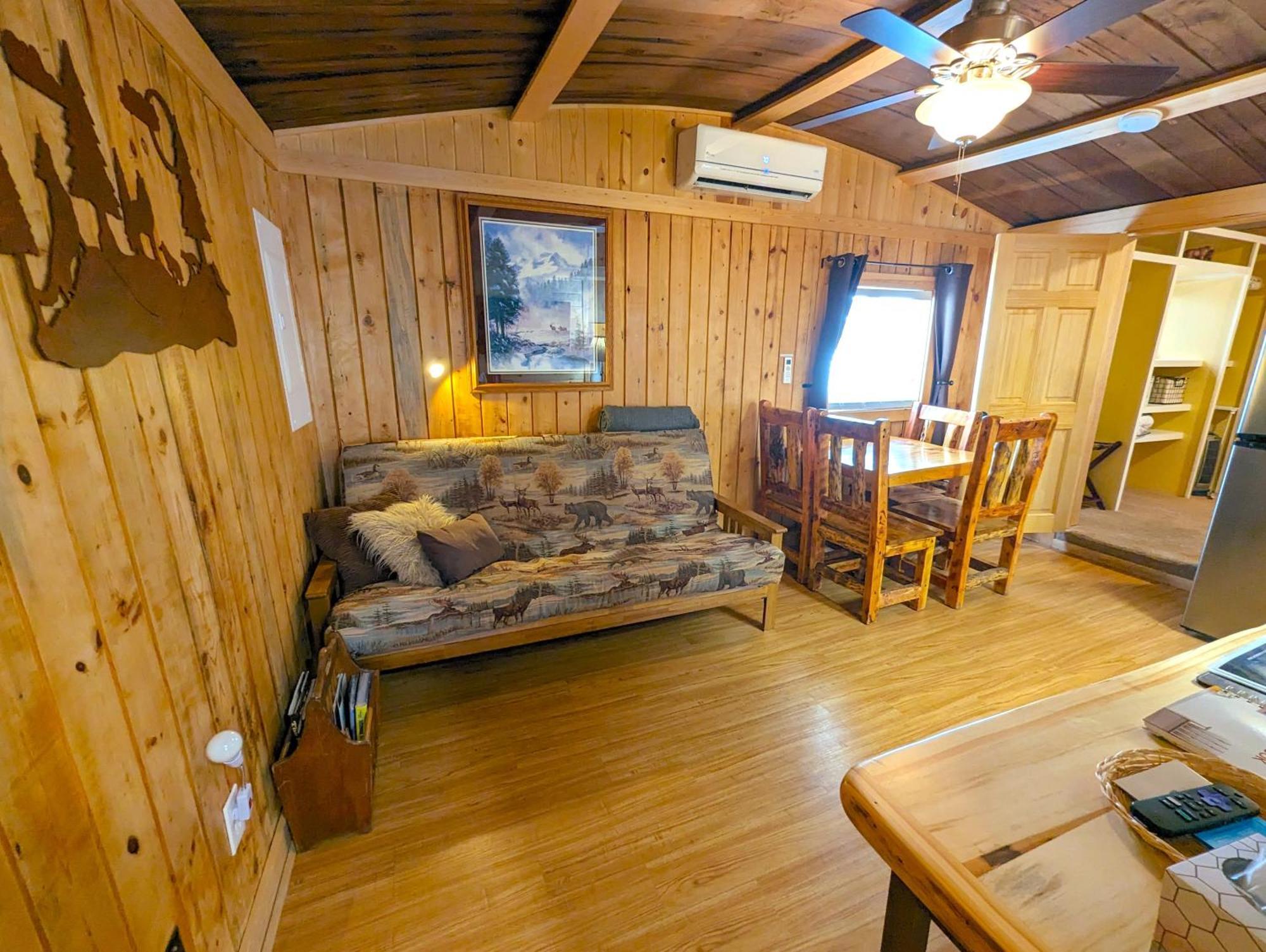 Yellowstone'S Treasure Cabins Гардінер Екстер'єр фото