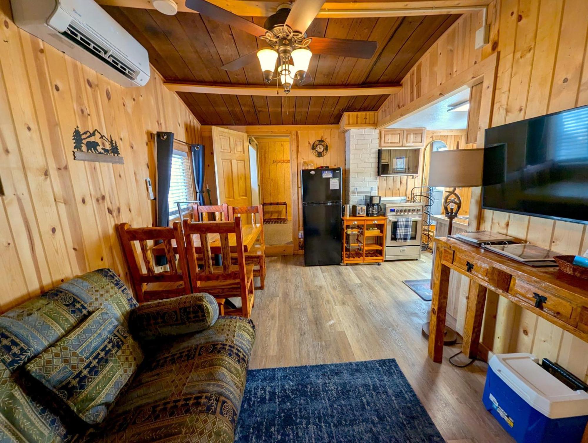 Yellowstone'S Treasure Cabins Гардінер Екстер'єр фото