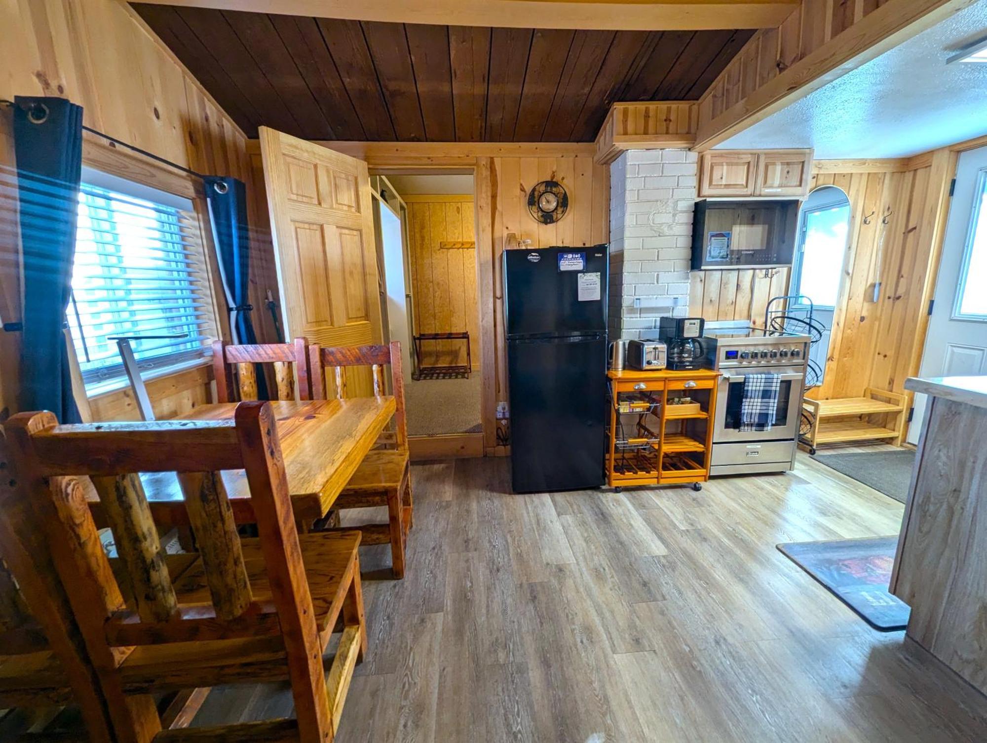 Yellowstone'S Treasure Cabins Гардінер Екстер'єр фото